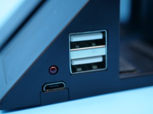 USBハブポートは片方のスタンドの両面に2つずつの合計4つ